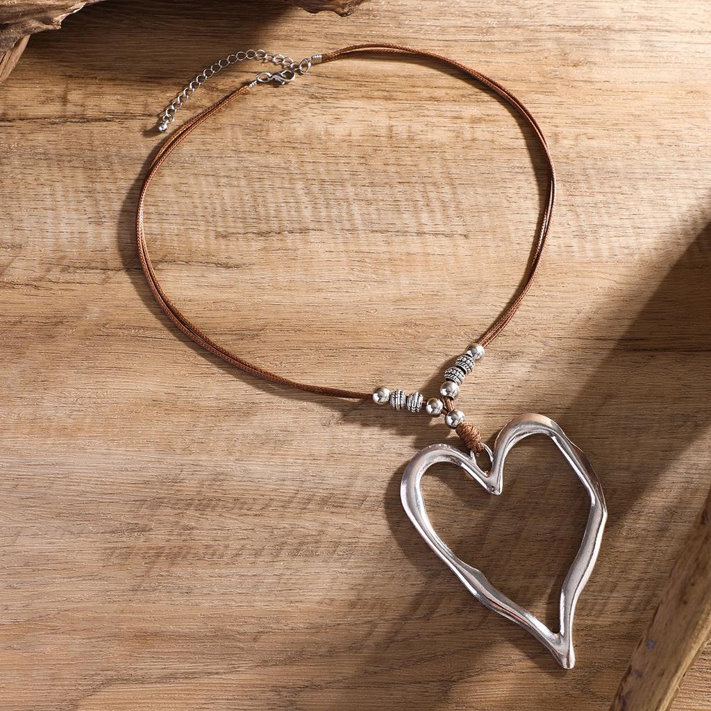 Sweet and Cool Exaggerated Big Love Necklace Metal Velvet Collar for Women, Versatile