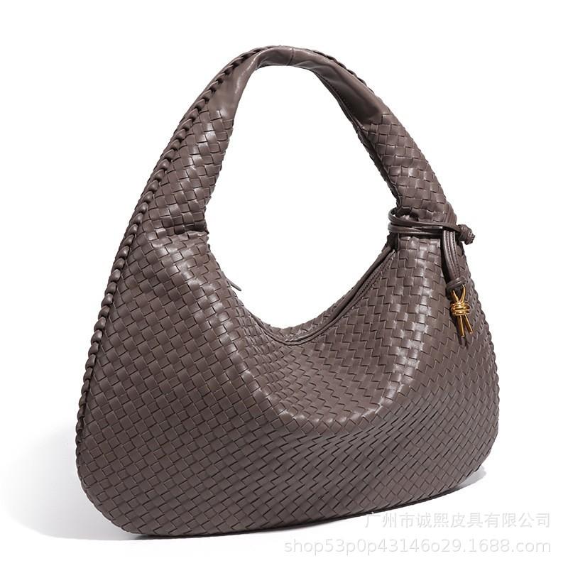 

New European and American Woven Bag with Simple Commuting Style, Fashionable One Shoulder Armpit Bag, Large Capacity, High-end Hand-held Crescent Bag