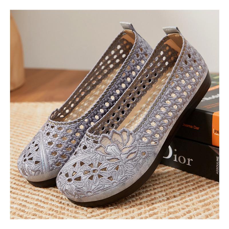 Women's shoes with soft soles, breathable Hanfu shoes in spring and autumn, fabric shoes, women's ethnic style embroidered shoes