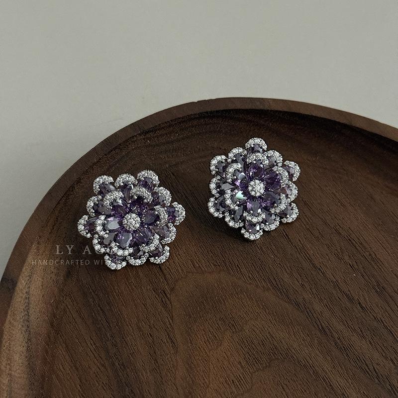Light luxury emerald zircon pattern stud earrings hollow engraving retro court atmosphere earrings bright luster stud earrings