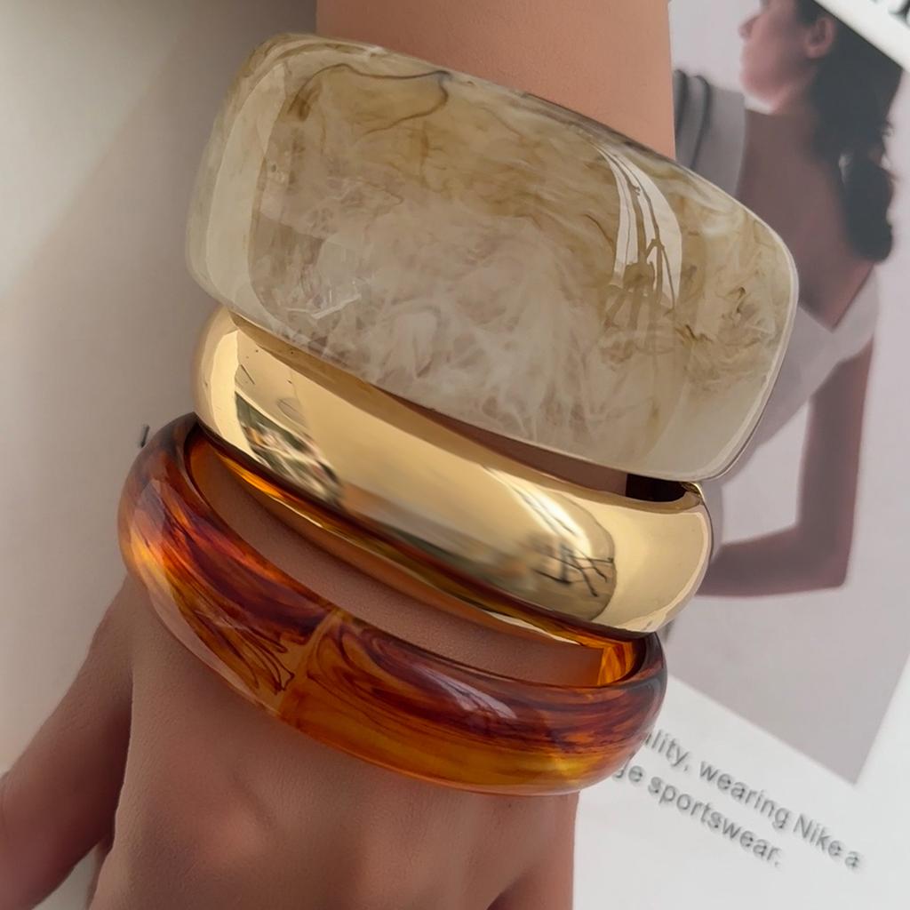 SHIXIN Fashion Brown Off White Resin Acrylic Wide Bracelets for Women Vintage Stackable Round Chunky Cuff Bangle Jewelry Gift