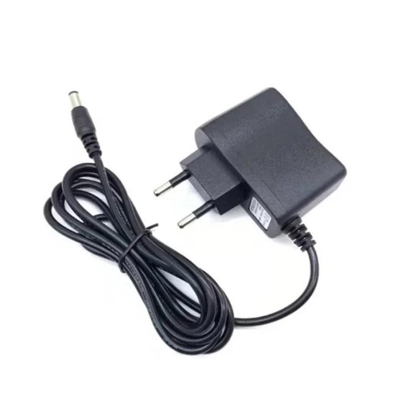Přenosný ruční šicí stroj Mini steh Šití vyšívání Bezšňůrové oděvy Tkaniny Elektrický šicí stroj