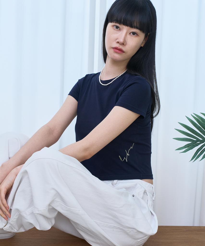 Yuseuteule Waist Embroidered Short Sleeve T-Shirt (Navy)
