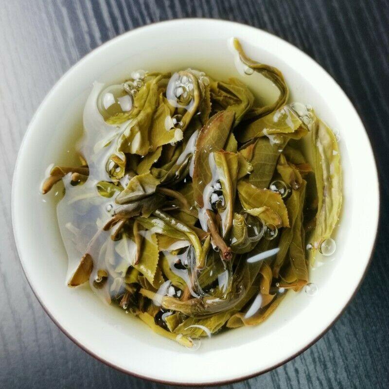 357 g Zelený čaj Zhonghong Indie Mengku jarní čaj Yunnan Pu'er Raw Tea Cake