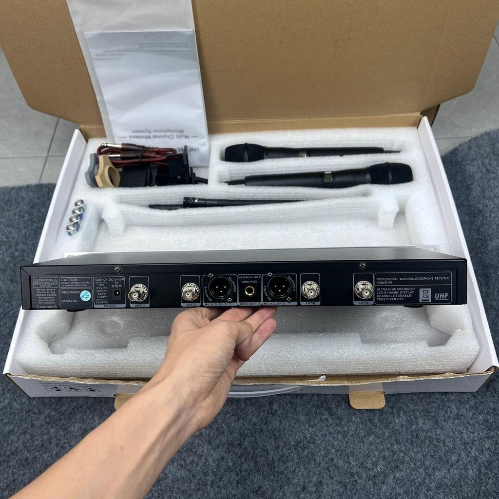 True Diversity One-to-Two Wireless Microphone with Dual Receiver