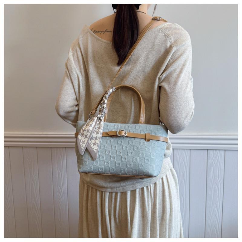 Small bags are popular today, women's summer new fashion messenger bags, portable bucket bags.