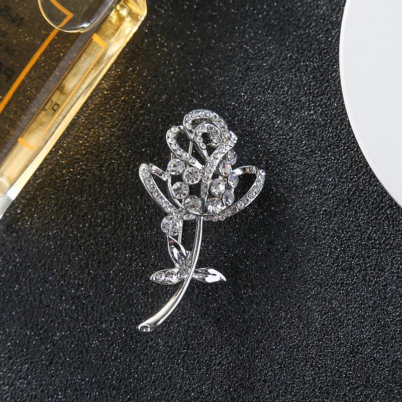 

Высококачественная брошь в виде полевого цветка с жемчугом, модная брошь для корсажа со стразами