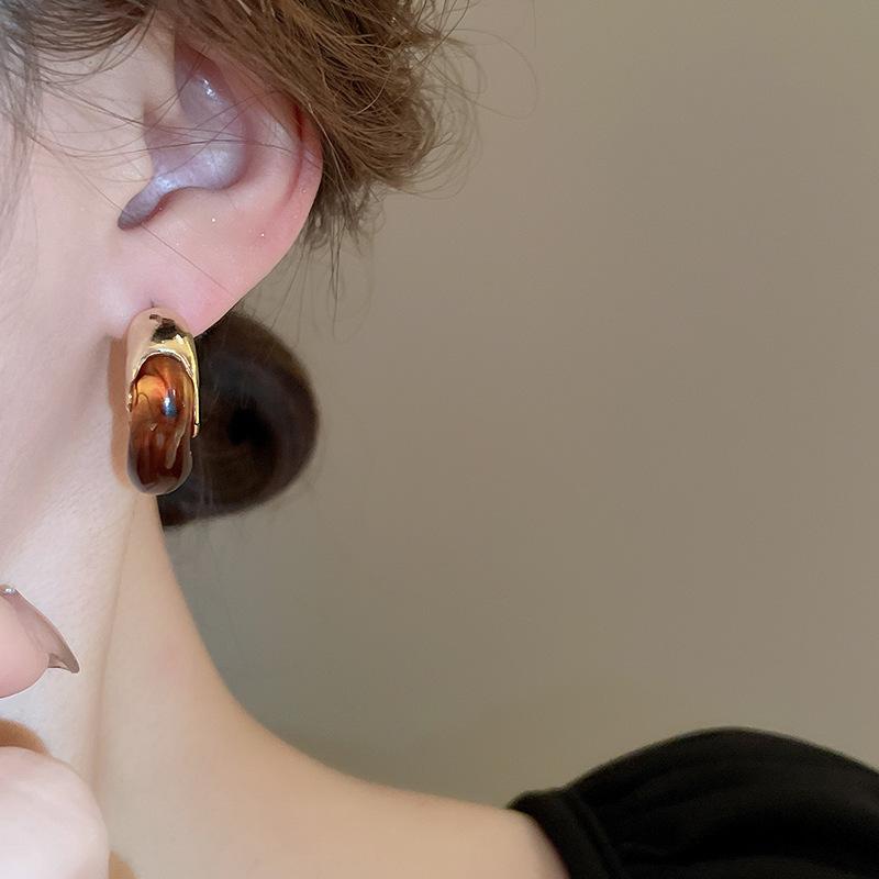 Maillard Resin C-Shaped Geometric Silver Stud Earrings - Retro & High-End Women's Fashion