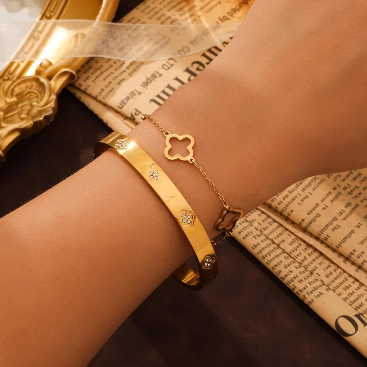 

2Pcs Women s Lucky Clover And Heart Bracelet Set Stainless Steel Shiny Zircon Charm Party Jewelry Gift