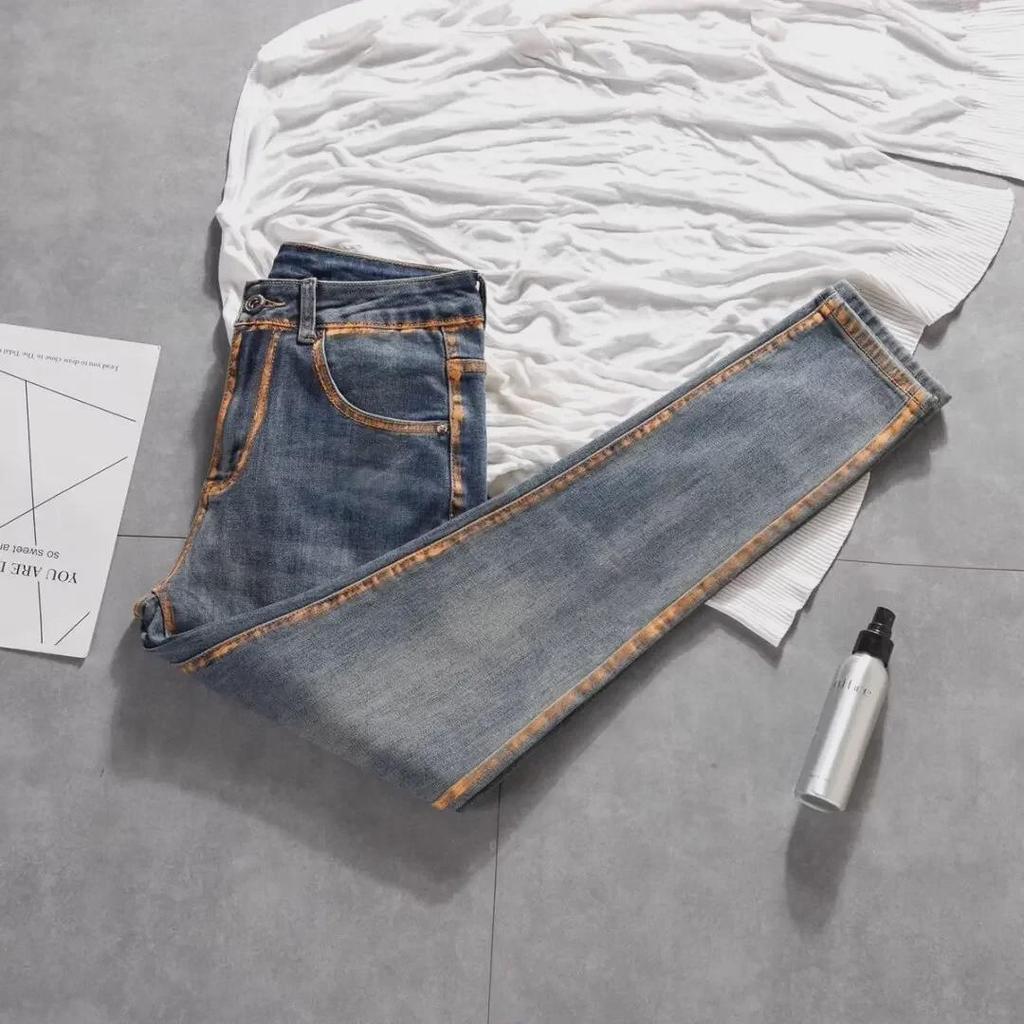 Leichte Luxus-Slim-Fit-Jeans im koreanischen Stil für Herren mit Farbdruck – trendige Freizeithose mit dünnem Design.