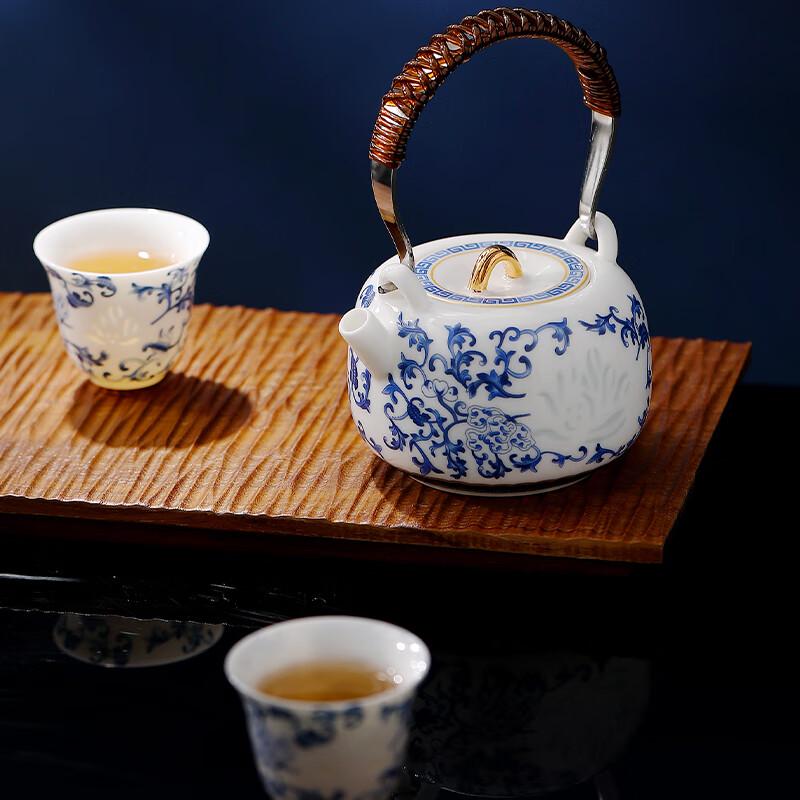 Yi Hu De Blue and White Ceramic Teapot