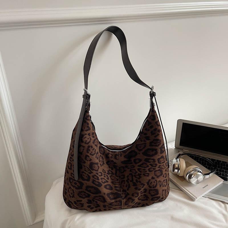 

Leopard print crossbody retro niche bag women s 2025 autumn and winter new fashion simple commuter underarm tote bag casual темно-коричневого
