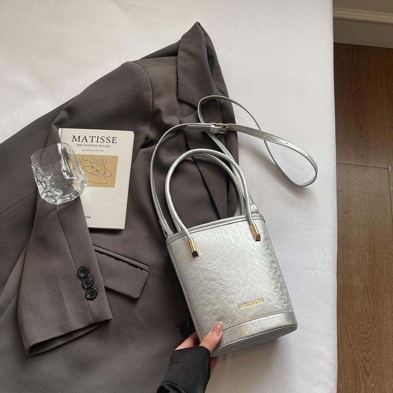 

Premium portable bucket bag, new simple one-shoulder oblique span bag, casual retro small bag.
