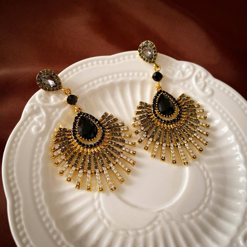 

Diamond-encrusted water drop fan-shaped geometric silver needle earrings fashionable French light luxury temperament earrings