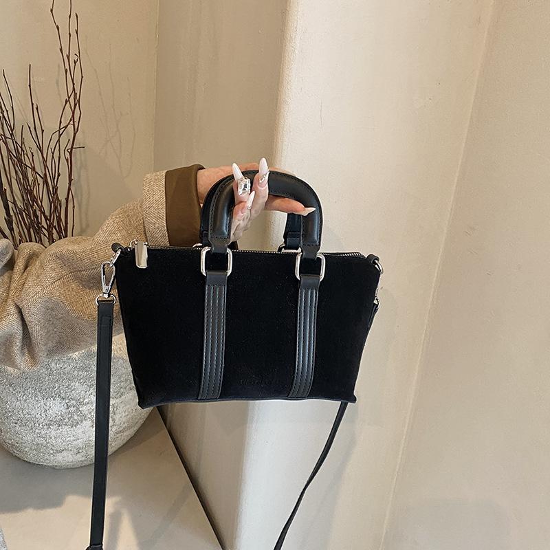 Premium handbag bag women 2025 new trendy fashion texture shoulder bag popular commuter messenger pillow bag