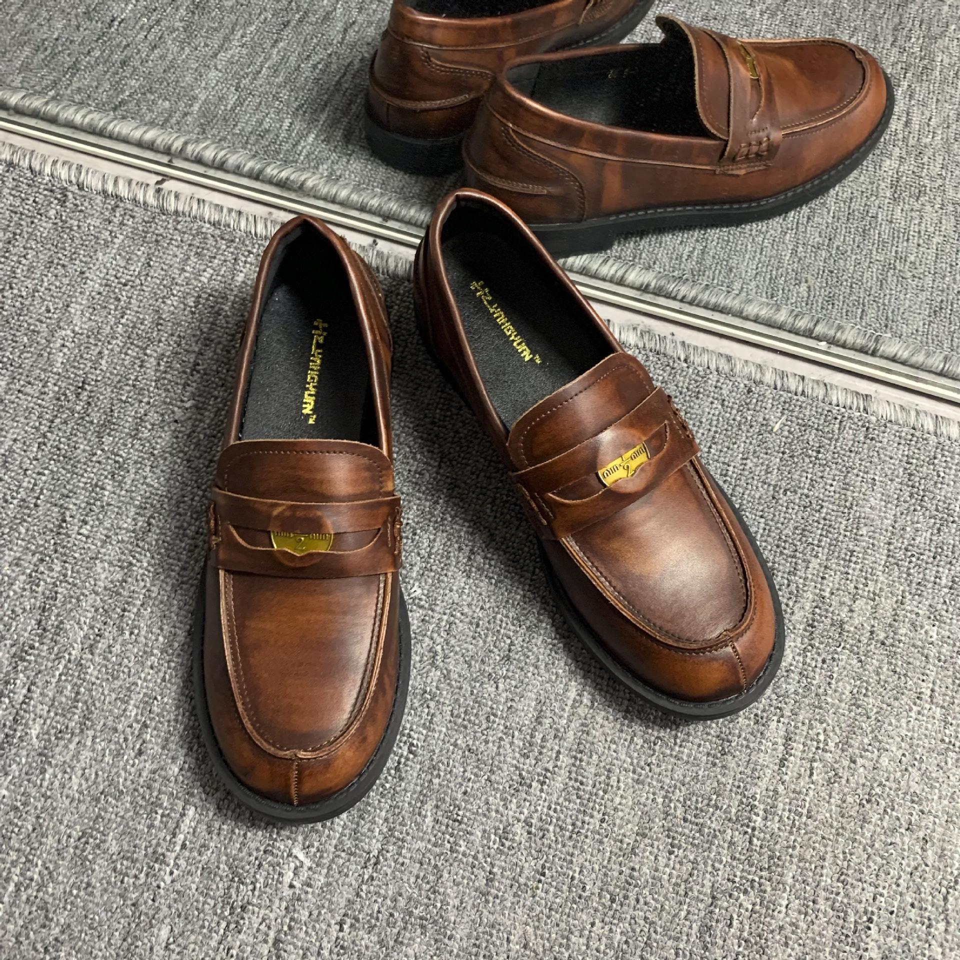 

Натуральная рулонная кожа золотые монеты лоферы для ленивых женские ретро темперамент для通勤 осень и зима новые британские квадратный каблук маленькие кожаные туфли 40