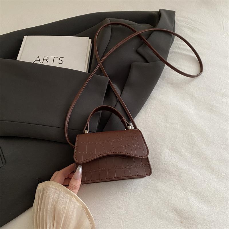 

Women s bag 2025 autumn new bag niche trend messenger bag retro versatile commuter small square bag shoulder bag
