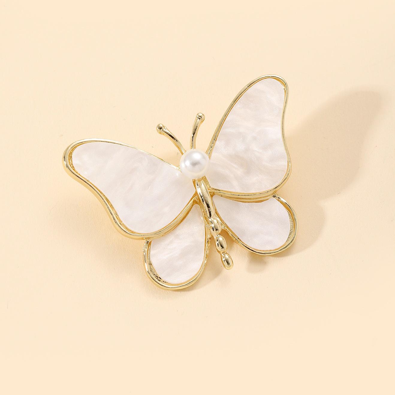 

White Butterfly Brooch - Anti-Wardrobe Malfunction Pin with Mother-of-Pearl Finish, Ready Stock Clothing Accessory. белый
