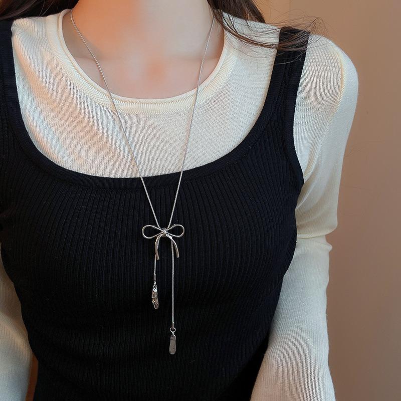 Brushed water drop love pendant, pull-out necklace, simple and high-end sweater chain, niche cold wind necklace jewelry