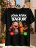 John Pork Tung Tung Sahur Sta Chiamando con selfie di maiale personaggio arancione e pulsanti schermo telefono meme T-shirt Unisex