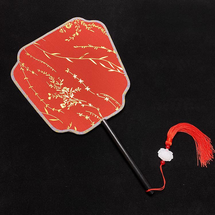 Éventail rond en soie rouge Hanfu ancien, orné d'un long pompon, pour la mariée.