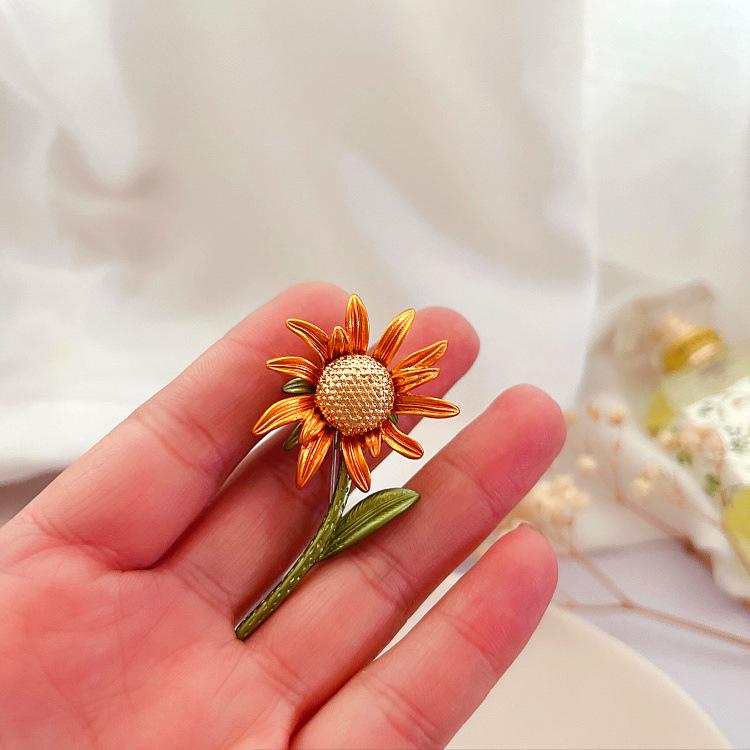 Retro Mori Sunflower Paint Brooch - Stylish and Simple Women's Accessory.