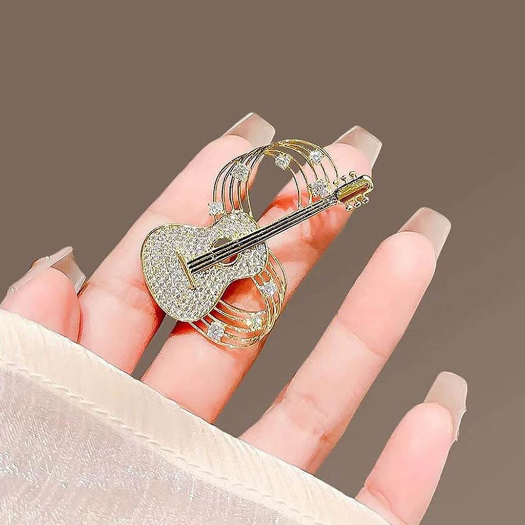 Stilvolle Gitarren-Musiknoten-Brosche mit Strasssteinen Legierung Goldton Anstecknadel Schmuck für Musiker Konzert Party Accessoires
