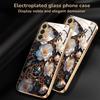 Vergoldete gehärtete Glas-Handyhülle, kompatibel Galaxy S26 S25 S24 S23 S22 Ultra Plus. Verfügt über ein trendiges weißes Blumenmuster.
