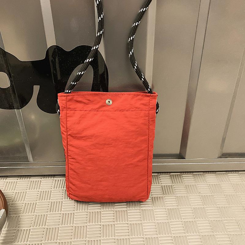

Summer Summer Premium Sense Niche Light Messenger Bag Men s 2025 New Nylon Mobile Phone Bag Women s Mini Small Satchel красный