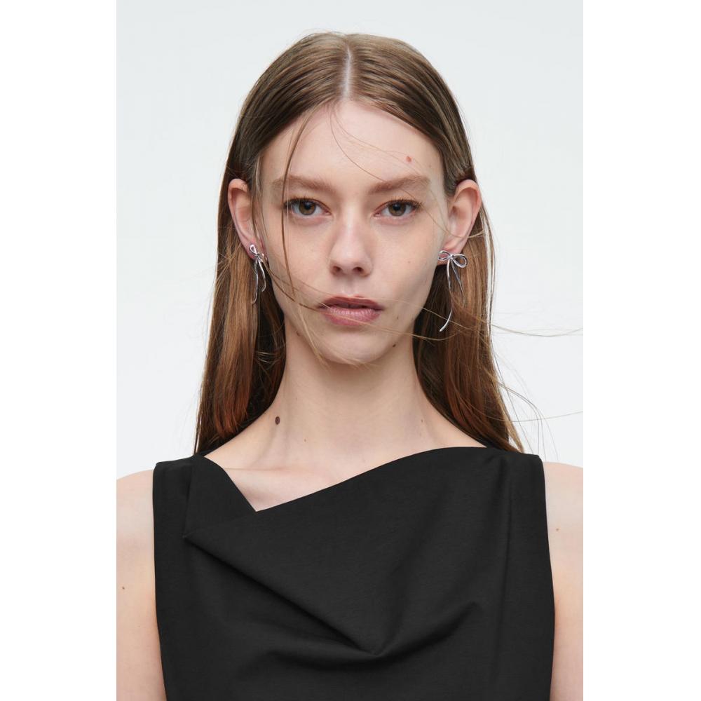 

Cos Japan Asymmetrical Bow Earrings Silver/NOSIZE