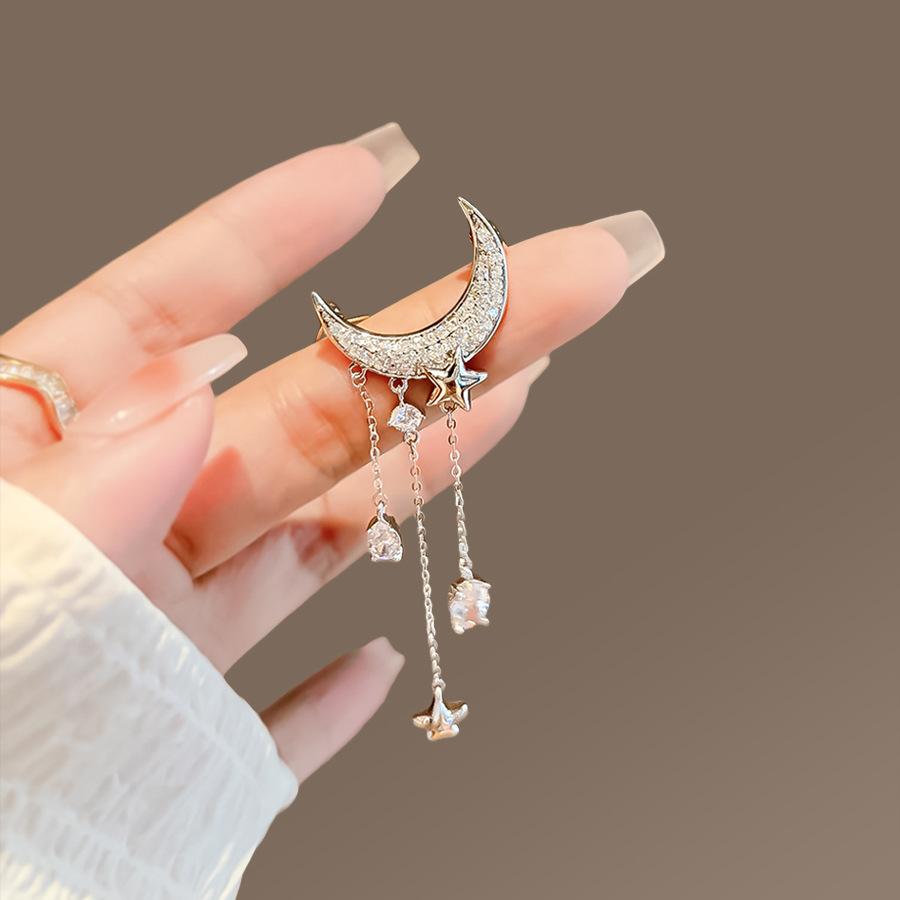 Star and Moon Tassel Brooch, High-end Women's Niche Design Sense Brooch, Individual and Exquisite Brooch, Suit Coat