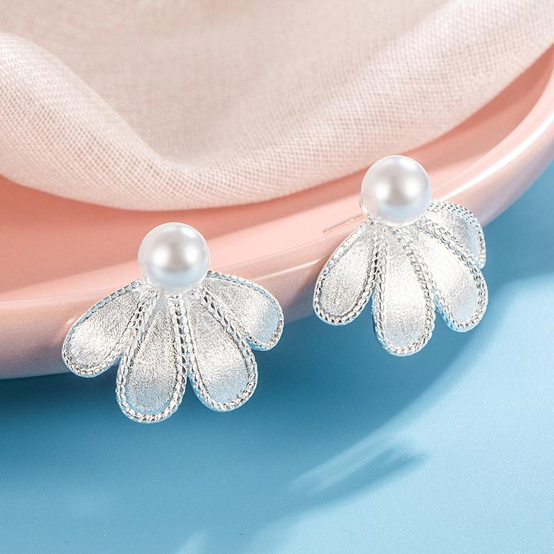 Women Elegant Flower Pearl Ear Stud Earrings