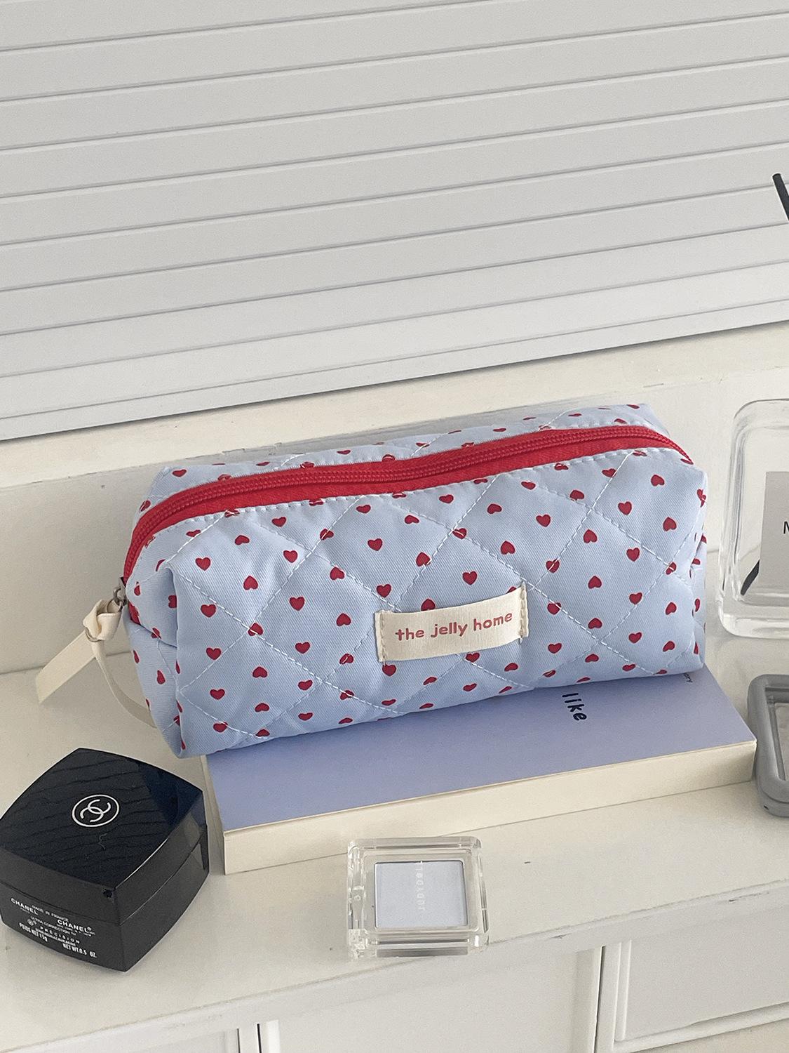 Heart-shaped makeup bag, portable large-capacity toiletry bag, new high-value ins style