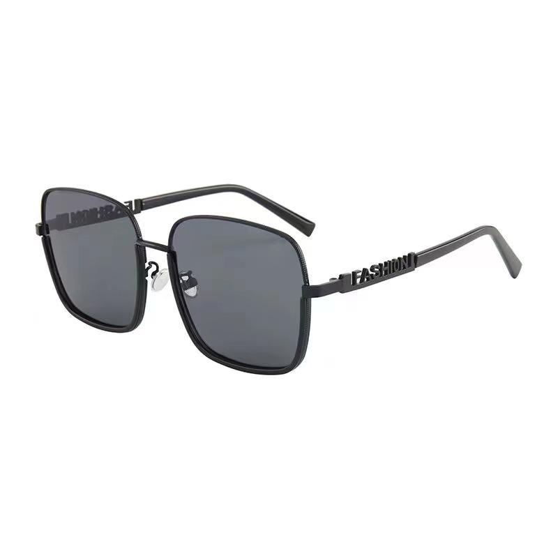 

Trendy Unisex Street Style Sunglasses - Influencer Fashion for Men & Women
