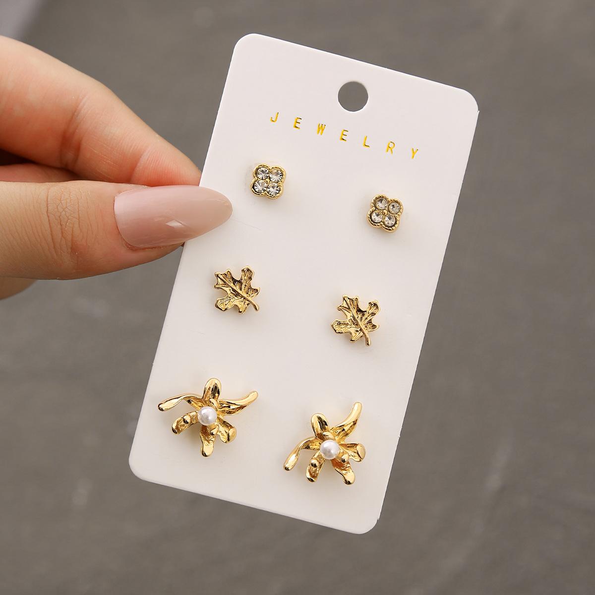 

Популярный набор серег-гвоздиков с геометрическим цветочным дизайном в форме маленького кленового листа, простые серьги