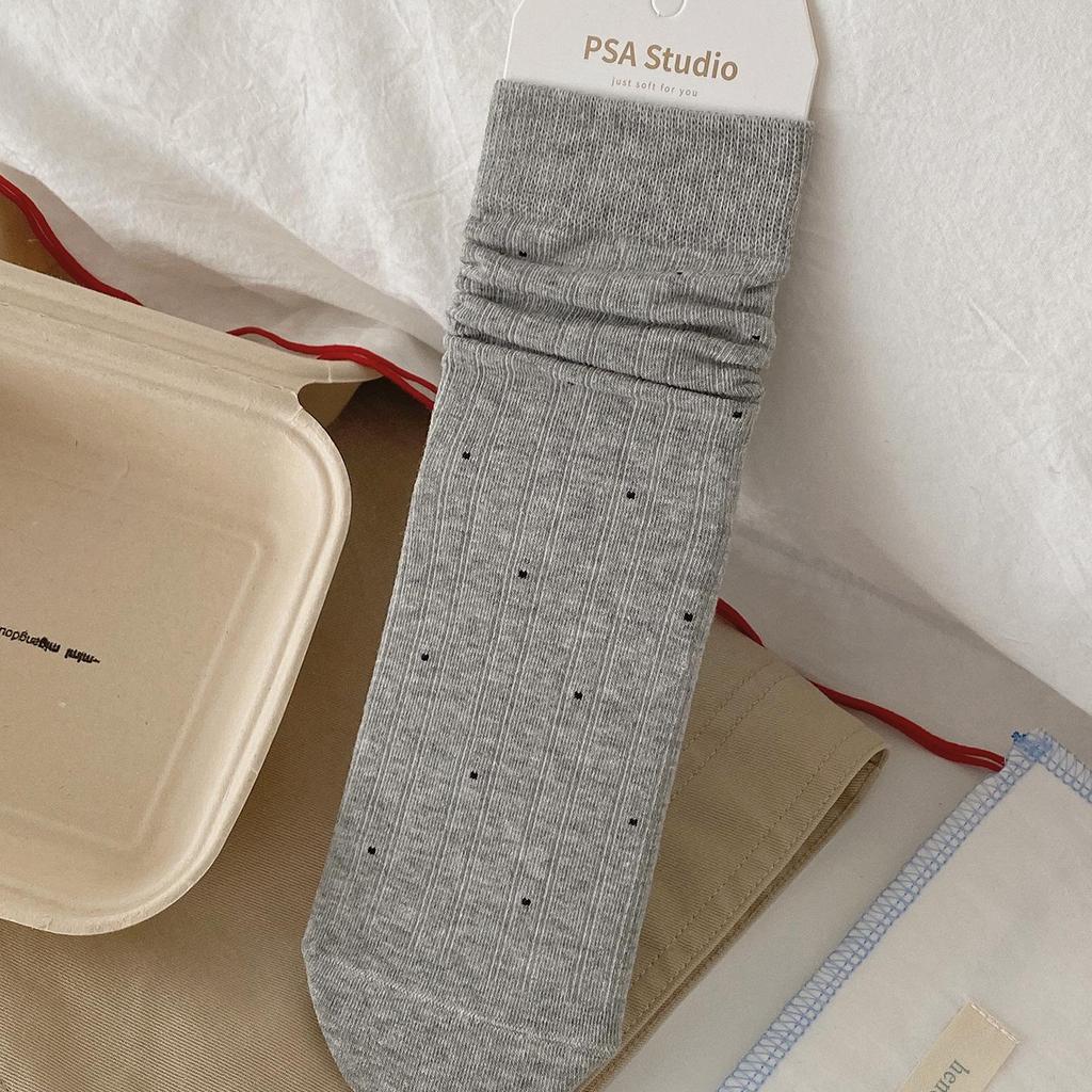 Koreanische gepunktete geraffte Mid-Calf-Socken – Haferflocken, gekämmte Baumwolle, nahtloses Design