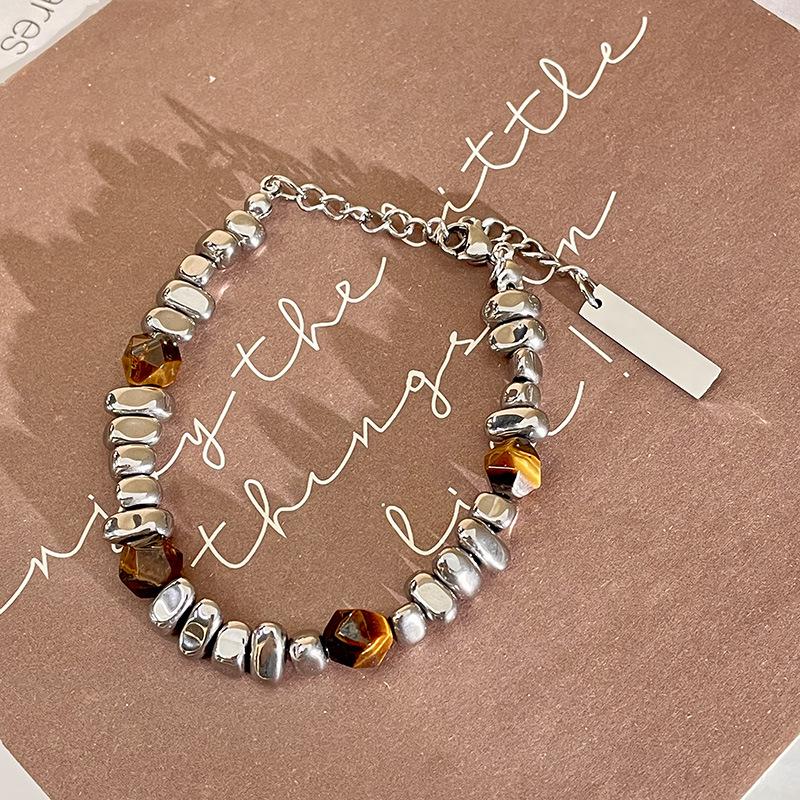 Unique Retro Brown Amber Beaded Bracelet: Niche Design for Men and Women