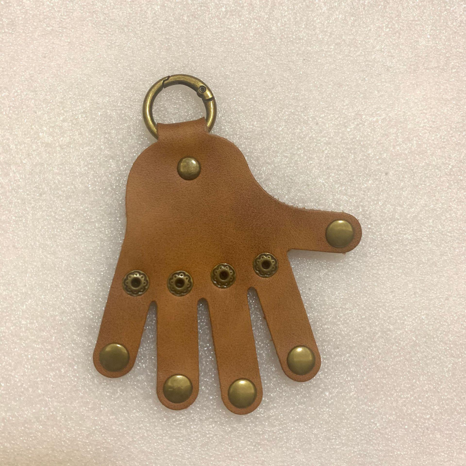 

Подвеска-брелок в форме ладони из кожи