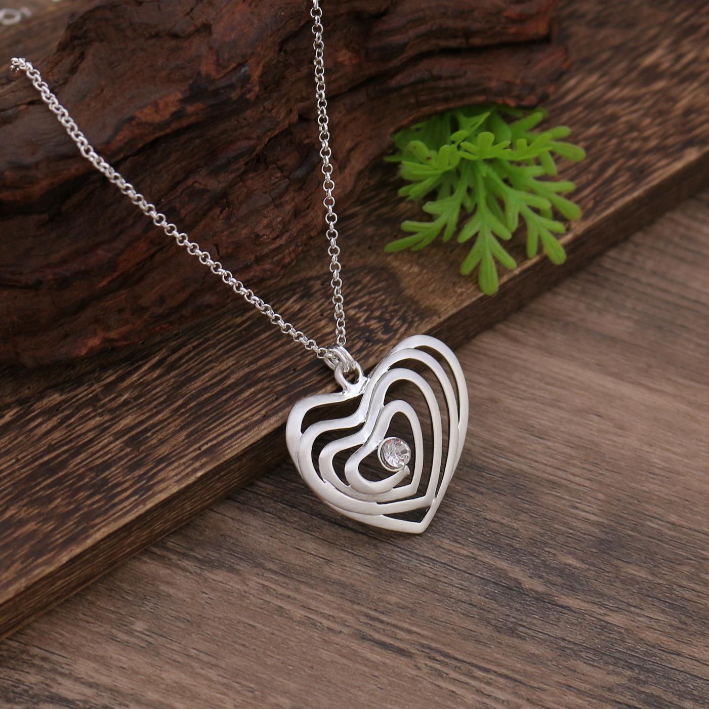 

Новая геометрическая полая матовая подвеска в виде сердца, женское модное ожерелье с инкрустацией бриллиантами, с высоким чувством стиля