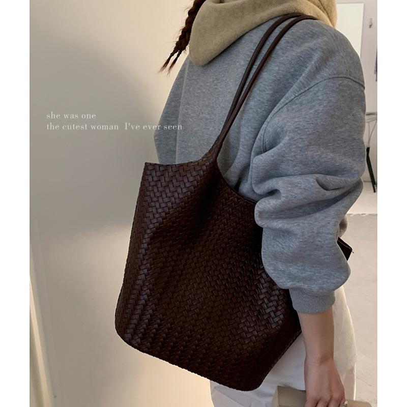 Retro Large-capacity Underarm Commuter Bag, Women's Bag, Versatile Bucket Bag, Simple Shoulder Bag