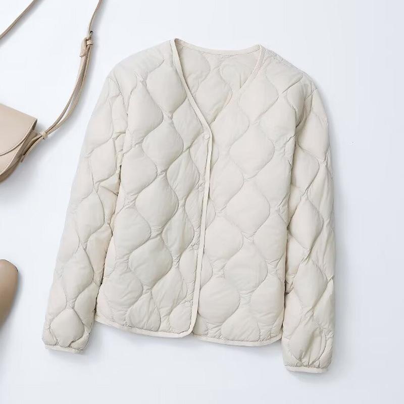 In autumn and winter, loose and light down jackets are worn in women's liners with collarless short thermal jackets and clouds.
