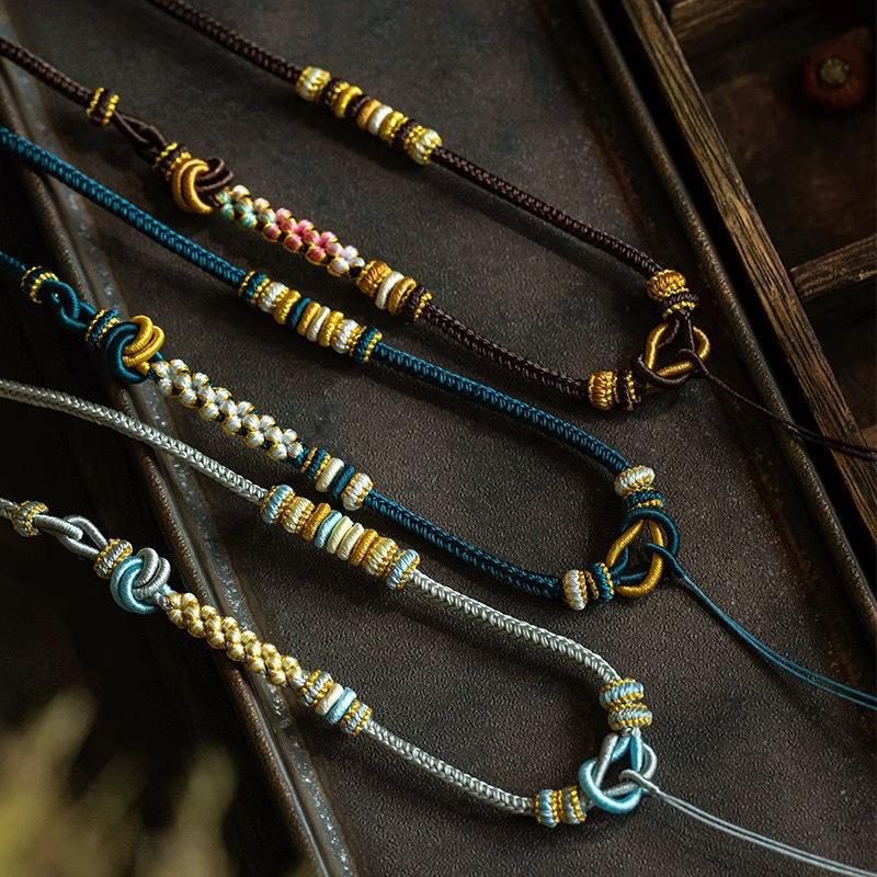 Ręcznie wykonany naszyjnik z wisiorkiem z jadeitu z klamrą Pokoju na sznurku w kolorze kwiatu brzoskwini