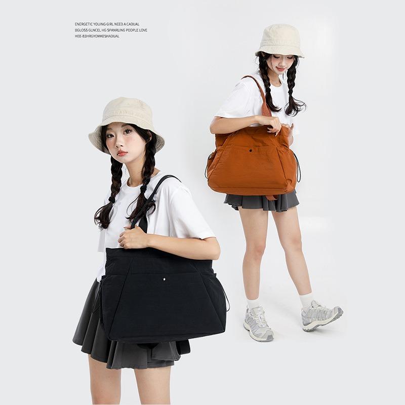 Simple and large-capacity lightweight shoulder bag for women's daily travel commuting waterproof nylon cloth women's tote bag