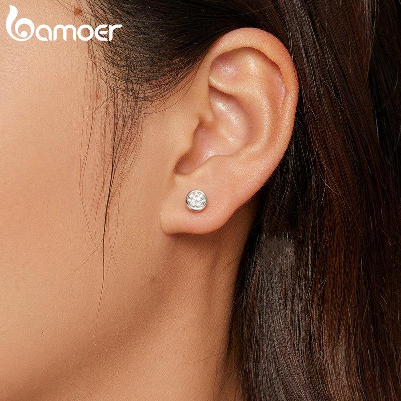 BAMOER 925 Sterling Silver Bezel Setting Moissanite Stud Earrings Round Cut Lab Diamond Earrings for Women Wedding Jewelry Gift