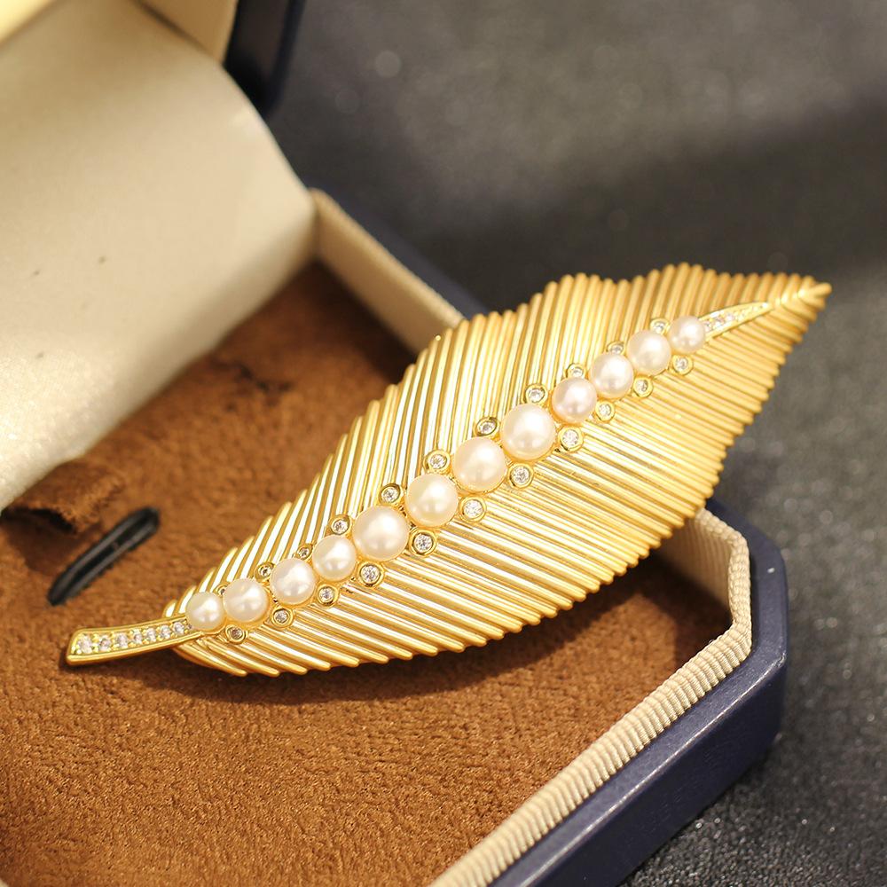 French Capable Gold Leaf Brooch Simple Fashion High Sense Creative Suit Pin Anti-light Corsage Accessories