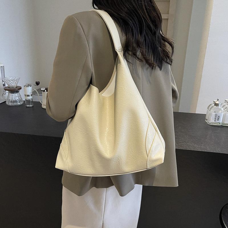 Simple and fashionable underarm bag women's new autumn and winter commuting large-capacity tote bag casual pleated women's bag