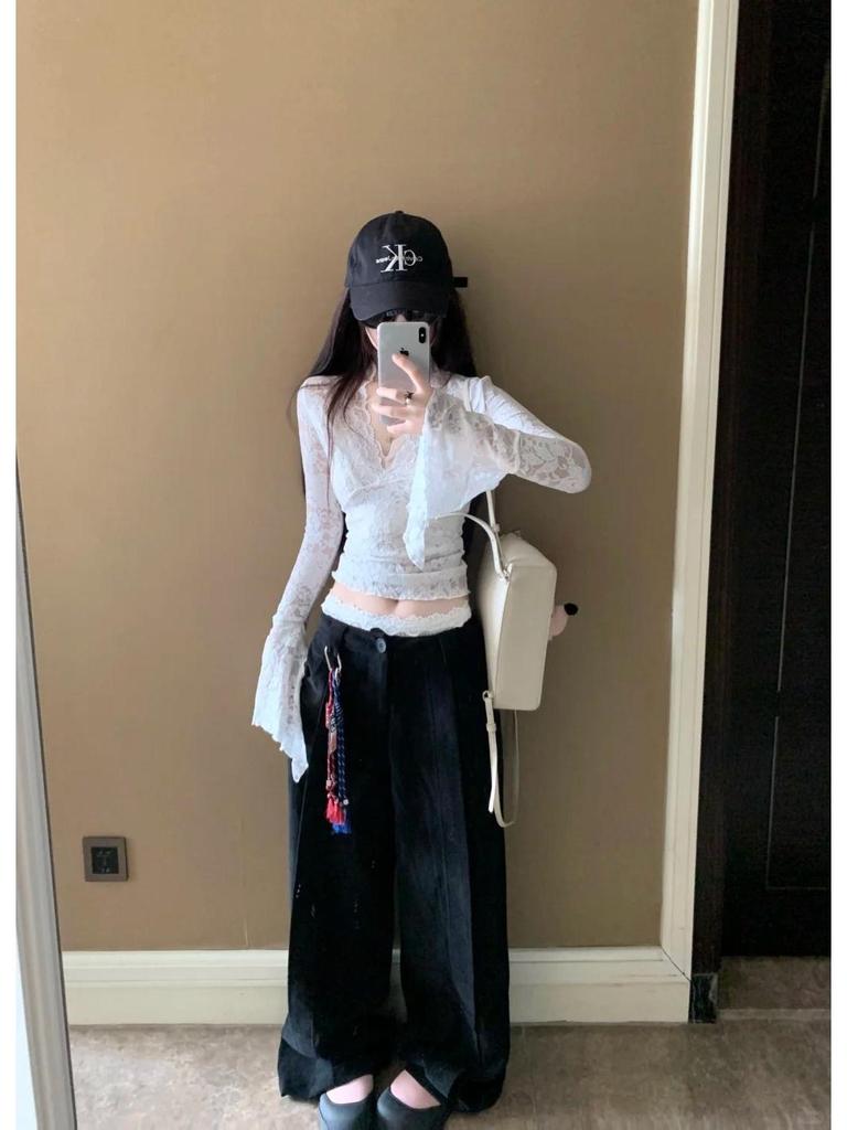 Krajkový top s výstřihem do V: Zeštíhlující design, stahující pas