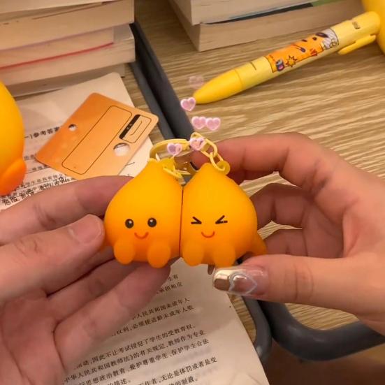 1 Paar Schlüsselanhänger Magnetisches Flammen-Design Magnetische Saugkraft Schlüsselanhänger Lebhafter Ausdruck Paargeschenk Taschenzubehör