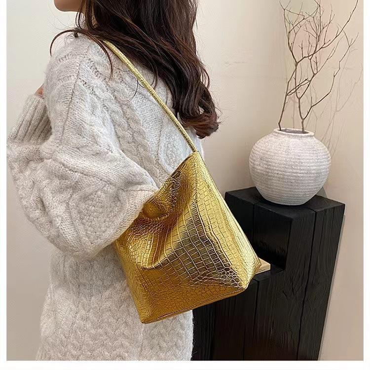 

Niche large-capacity shoulder handbag, foreign style bag, women s 2025 new fashion texture, autumn commuter tote bag