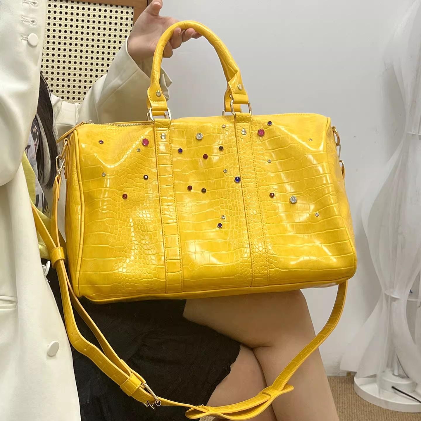 

New Casual Portable Travel Bag with Large Capacity, Men s and Women s Crocodile Pattern Color Diamond Single Shoulder Crossbody Luggage Bag жовтий